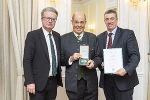 Landeshauptmann Christopher Drexler (l.) und Landtagsabgeordneter Klaus Zenz (r.) gratulierten Bgm. a.D. Karl Ziegler (ehem. Gemeinde Fernitz) zum Großen Ehrenzeichen des Landes Steiermark. 