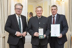 Landeshauptmann Christopher Drexler (l.) und Landtagsabgeordneter Klaus Zenz (r.) gratulierten Bgm. a.D. Karl Zimmermann (Gemeinde Stattegg) zum Großen Ehrenzeichen des Landes Steiermark. 