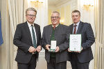 Landeshauptmann Christopher Drexler (l.) und Landtagsabgeordneter Klaus Zenz (r.) gratulierten Bgm. a.D. Rupert Fleischhacker (Marktgemeinde Ilz) zum Goldenen Ehrenzeichen des Landes Steiermark. 