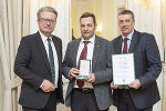 Landeshauptmann Christopher Drexler (l.) und Landtagsabgeordneter Klaus Zenz (r.) gratulierten Bgm. a.D. Thomas Josef Hohler (ehem. Gemeinde Sulztal an der Weinstraße) zum Goldenen Ehrenzeichen des Landes Steiermark. 