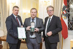 Landeshauptmann Christopher Drexler (r.) und Landtagsabgeordneter Klaus Zenz (l.) gratulierten Bgm. a.D. Alois Rath (ehem. Gemeinde Sebersdorf) zum Goldenen Ehrenzeichen des Landes Steiermark. 