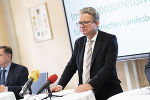 Landeshauptmann Christopher Drexler bei der Pressekonferenz in der Landesberufsschule Feldbach.