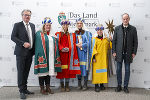 Landeshauptmann Christopher Drexler mit Dompfarrer Ewald Pristavec und vier Sternsingern der heurigen Dreikönigsaktion. © Land Steiermark/Binder; bei Quellenangabe honorarfrei Landeshauptmann Christopher Drexler mit Dompfarrer Ewald Pristavec und vier Sternsingern der heurigen Dreikönigsaktion.