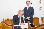 Landeshauptmann Christopher Drexler gemeinsam mit Bürgermeister Matija Kovač bei der Eintragung in das Buch der Stadt Celje © Land Steiermark; bei Quellenangabe honorarfrei Landeshauptmann Christopher Drexler gemeinsam mit Bürgermeister Matija Kovač bei der Eintragung in das Buch der Stadt Celje