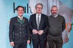 LH Drexler (Mitte) mit Bürgermeister Franz Steinegger (Gde. Grundlsee; links) und Bürgermeister Franz Frosch (Bad Aussee; rechts) © Antonio Bayer; bei Quellenangabe honorarfrei LH Drexler (Mitte) mit Bürgermeister Franz Steinegger (Gde. Grundlsee; links) und Bürgermeister Franz Frosch (Bad Aussee; rechts)