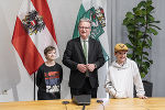 LH Christopher Drexler mit Kinderdorf-Kindern im Regierungssitzungszimmer in der Grazer Burg © Land Steiermark/Robert Binder; Verwendung bei Quellenangabe honorarfrei