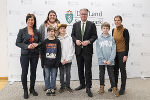 SOS-Kinderdorf Stübing zu Gast in der Grazer Burg: LH Christopher Drexler mit seinen Gästen