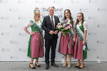 Landeshauptmann Christopher Drexler mit Blumenkönigin Elisa I. und den beiden Blumenprinzessinnen Laura und Anna-Sophie. © Land Steiermark/Binder, bei Quellenangabe honorarfrei Landeshauptmann Christopher Drexler mit Blumenkönigin Elisa I. und den beiden Blumenprinzessinnen Laura und Anna-Sophie.