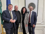 Europalandesrat Werner Amon, Künstler Klaus-Dieter Hartl, Laudatorin Tanja Gurke und Steiermark-Haus-Leiter Erich Korzinek (v.l.) © Land Steiermark