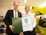 Landeshauptmann Christopher Drexler gratulierte Geschäftsführerin Ulrike Stibor-Stark zur Verleihung des steirischen Landeswappens.