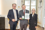 LH Christopher Drexler und 2. LT-Präs. Gabriele Kolar mit Johann Baumgartner. © Foto: Land Steiermark/Foto Fischer; bei Quellenangabe honorarfrei LH Christopher Drexler und 2. LT-Präs. Gabriele Kolar mit Johann Baumgartner.