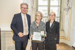 LH Christopher Drexler und 2. LT-Präs. Gabriele Kolar mit Gudrun Danzer. © Foto: Land Steiermark/Foto Fischer; bei Quellenangabe honorarfrei LH Christopher Drexler und 2. LT-Präs. Gabriele Kolar mit Gudrun Danzer.