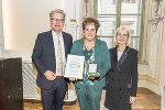 LH Christopher Drexler und 2. LT-Präs. Gabriele Kolar mit Silvia Renhart. © Foto: Land Steiermark/Foto Fischer; bei Quellenangabe honorarfrei LH Christopher Drexler und 2. LT-Präs. Gabriele Kolar mit Silvia Renhart.