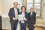 LH Christopher Drexler und 2. LT-Präs. Gabriele Kolar mit Anna Riegler. © Foto: Land Steiermark/Foto Fischer; bei Quellenangabe honorarfrei LH Christopher Drexler und 2. LT-Präs. Gabriele Kolar mit Anna Riegler.