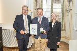 LH Christopher Drexler und 2. LT-Präs. Gabriele Kolar mit Hubert Weissenbacher. © Foto: Land Steiermark/Foto Fischer; bei Quellenangabe honorarfrei LH Christopher Drexler und 2. LT-Präs. Gabriele Kolar mit Hubert Weissenbacher.