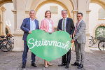 LH-Stv. Anton Lang, LR Barbara Eibinger-Miedl, LH Christopher Drexler und STED-Leiter Franz Zenz präsentieren eine der Tafeln mit dem neuen Steiermark-Herz im Landhaushof. © STG/Jesse Streibl; Verwendung bei Quellenangabe honorarfrei