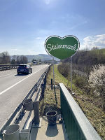 Eine der neuen Steiermark-Herz-Tafeln an einer Autobahn