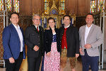 Im Mausoleum von Schloss Schenna gedachten die Landeshauptleute von Südtirol, Arno Kompatscher, und der Steiermark, Christopher Drexler, sowie eine Delegation des Universalmuseums Joanneum und der Gemeinde Stainz gemeinsam des großen Vordenkers und Pioniers Erzherzog Johann: Dir. Marko Mele, Landeshauptmann Christopher Drexler, Angelika Meran, Franz Meran, Dir. Josef Schrammel (v.l.) © Universalmuseum Joanneum / J.J.Kucek; bei Quellenangabe honorarfrei