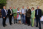 Johanna Gräfin von Meran Spiegelfeld und ihr Mann Franz Graf von Spiegelfeld führten die Delegation des Universalmuseums Joanneum durch das Schloss Schenna und gaben tiefe Einblicke in das Wirken und das Leben von Erzherzog Johann: Dir. Marko Mele, Landeshauptmann Christopher Drexler, Graf und Gräfin Meran Spiegelfeld, Dir. Josef Schrammel, Abteilungsleiter Karlheinz Wirnsberger, Vizepräsidentin des Kuratoriums Elgrid Messner, Abteilungsleiter Karl Peitler (v.l.) © Universalmuseum Joanneum / J.J.Kucek; bei Quellenangabe honorarfrei Johanna Gräfin von Meran Spiegelfeld und ihr Mann Franz Graf von Spiegelfeld führten die Delegation des Universalmuseums Joanneum durch das Schloss Schenna und gaben tiefe Einblicke in das Wirken und das Leben von Erzherzog Johann: Dir. Marko Mele, Landeshauptmann Christopher Drexler, Graf und Gräfin Meran Spiegelfeld, Dir. Josef Schrammel, Abteilungsleiter Karlheinz Wirnsberger, Vizepräsidentin des Kuratoriums Elgrid Messner, Abteilungsleiter Karl Peitler (v.l.)