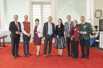 Landeshauptmann Christopher Drexler mit den Ehrengästen und den Ausgezeichneten aus dem Musikbezirk Graz Stadt.