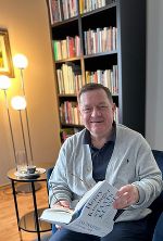 Landesrat Werner Amon mit seinem aktuellen Lieblingsbuch "Staatskunst" von Henry Kissinger. © Privat Landesrat Werner Amon mit seinem aktuellen Lieblingsbuch "Staatskunst" von Henry Kissinger.