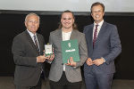 Moritz Pirer mit LR Karlheinz Kornhäusl (r.) und Christian Purrer (l.)Feierliche Sportlerehrung in Graz