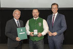 Gernot Kasparek mit LR Karlheinz Kornhäusl (r.) und Christian Purrer (l.)  