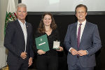 Rosa Wutti mit LR Karlheinz Kornhäusl (r.) und Manfred Walch (l.)