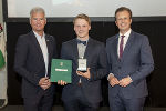 Valentin Fischer mit LR Karlheinz Kornhäusl (r.) und Manfred Walch (l.)