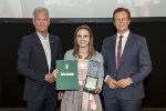 Anja Rathgeb mit LR Karlheinz Kornhäusl (r.) und Manfred Walch (l.)