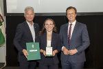 Sophia Raab mit LR Karlheinz Kornhäusl (r.) und Manfred Walch (l.)