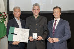 Hans Georg Koller mit LR Karlheinz Kornhäusl (r.) und Manfred Walch (l.)