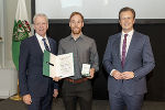 Marcel Spandl mit LR Karlheinz Kornhäusl (r.) und Gerhard Widmann (l.)