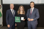 Sophie Taberhofer mit LR Karlheinz Kornhäusl (r.) und Gerhard Widmann (l.)