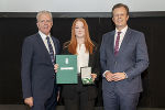 Emily Kleewein mit LR Karlheinz Kornhäusl (r.) und Gerhard Widmann (l.)