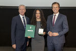 Leonie Nnadi mit LR Karlheinz Kornhäusl (r.) und Gerhard Widmann (l.)