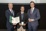 Christoph Lebelhuber mit LR Karlheinz Kornhäusl (r.) und Gerhard Widmann (l.)