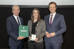 Katrin Ofner mit LR Karlheinz Kornhäusl (r.) und Gerhard Widmann (l.)