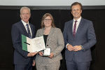 Tina Tschachler mit LR Karlheinz Kornhäusl (r.) und Gerhard Widmann (l.)