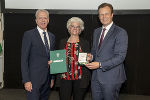 Josefine Waldhauser mit LR Karlheinz Kornhäusl (r.) und Gerhard Widmann (l.)