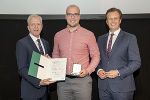 Marko Filipovic mit LR Karlheinz Kornhäusl (r.) und Gerhard Widmann (l.)