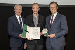 Valentin Kassarnig mit LR Karlheinz Kornhäusl (r.) und Gerhard Widmann (l.)