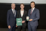 Marco Masser mit LR Karlheinz Kornhäusl (r.) und Gerhard Widmann (l.)