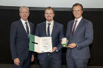 Peter Neubauer mit LR Karlheinz Kornhäusl (r.) und Gerhard Widmann (l.)