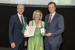 Elisabeth Kotnig mit LR Karlheinz Kornhäusl (r.) und Gerhard Widmann (l.)