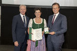 Annemarie Puffinger mit LR Karlheinz Kornhäusl (r.) und Gerhard Widmann (l.)