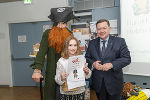 LR Werner Amon gratulierte Theresa Fasching (Projektschule Graz)