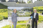 Landesrätin Simone Schmiedtbauer (l.) und Vizebürgermeisterin Judith Schwentner (r.) eröffneten den Hochwasserschutz am Messendorferbach