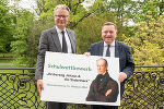 LH Christopher Drexler und LR Werner Amon (v.l.) laden steirische Schülerinnen und Schüler zum Kreativwettbewerb über Erzherzog Johann ein. © Foto: Land Steiermark; Verwendung bei Quellenangabe honorafrei