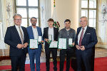 Auszeichnung für drei Lebensretter: LH Christopher Drexler und LH-Stv. Anton Lang mit Georg Dervaritz, Lukas Profanter und Patrick Trifan.